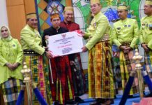 Pj Gubernur Sulsel Serahkan Bantuan dan Resmikan Proyek Pembangunan di Momen HUT ke-64 Pangkep