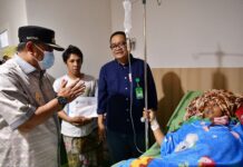 Pj Gubernur Sulsel Serahkan Santunan ke Korban Longsor Bastem Luwu