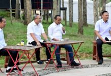 Hari Ketiga Nginap di IKN, Jokowi Nikmati Suasana Pagi Sambil Sarapan Sukun Goreng dan Ngopi, Ada Juga AHY