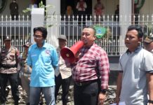 Anggota DPRD Maros Hasmin Badoa Orasi di Depan Demonstrasi Pekerja Kereta Api