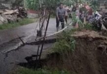 Longsor di Sinjai, Kondisi Jalan Amblas dan Tebing Melorot