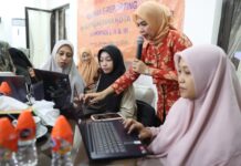 Guna Meningkatkan Akuntabilitas Program Kerja, Ketua DWP Makassar Fadliah Firman Berkeliling Menuntun Peserta Pelatihan E-Reporting