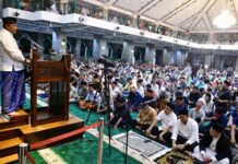 Tarawih Malam Kedua Ramadan di Masjid Al-Markaz, Pj Gubernur Sulsel Kembali Serukan Gerakan Berbagi Bahagia