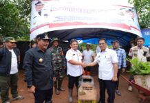 Pj Gubernur Sulsel Serahkan Bantuan Alat Perajang Pisang untuk Kecamatan Mare, Kabupaten Bone