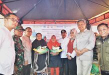 Pj Gubernur Sulsel Bagikan Beras untuk Warga Kurang Mampu, Sambil Berbuka Puasa Bersama di Lego-lego