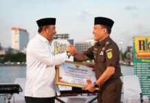 Pj Gubernur Bahtiar Berikan Penghargaan Leonard Simanjuntak Atas Dedikasi dan Pengabdiannya Selama Menjabat Kejati Sulsel