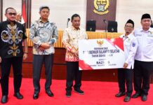 Pj Gubernur Sulsel Bahtiar Baharuddin Serahkan Zakat ASN Pemprov ke Baznas