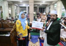 Diskominfo Serahkan Dana Hibah Pemkot Makassar Rp100 Juta untuk Pembangunan Masjid Ihyatul Jamaah di Kelurahan Lembo