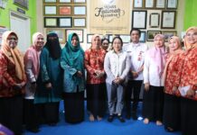Pj Ketua DWP Kota Makassar Fadliah Firman Dampingi Menteri PPPA Kunjungi Kelompok Wanita Nelayan Fatimah Az-Zahra