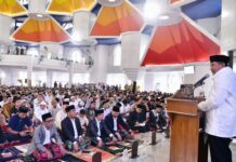 Bersama Keluarga Usai Salat Idul Fitri di Masjid Kubah 99 Asmaul Husna, Pj Gubernur : Momentum Mengikhlaskan dan Memaafkan