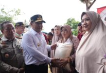 Kunjungi Lokasi Banjir di Suli, Pj Gubernur Sulsel Juga Beri Bantuan Sembako ke Warga Terdampak