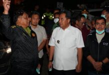 Kunjungi dan Serahkan Bantuan, Pj Gubernur Sulsel Ajak Korban Bersabar