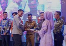 Kabag Humas dan Protokol Wakili Ketua DPRD Makassar Terima Penghargaan SMSI Award 2024