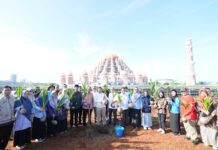 Komoditas Unggulan Sulsel dari Selayar Tanam Pohon Kelapa di Taman Religi CPI Makassar