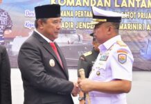 Hadiri Sertijab Sekaligus Pj Gubernur Sulsel Menyerahkan Piagam Penghargaan ke Laksamana Pertama TNI Ivan Gatot Prijanto