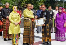 Pj Gubernur Sulsel Serahkan Penghargaan ke Tokoh Eksternal Pendidikan di Peringatan Hardiknas
