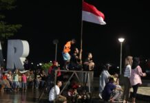 Tak Menyurutkan Semangat Meski Diguyur Hujan, Masyarakat Antusias Nobar Indonesia Vs Irak di Pantai Losari