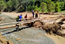 Aksi DamKarMat Makassar Buat Jembatan Darurat untuk Mendukung Proses Evakuasi serta Distribusi Bantuan ke Warga Desa Kadundung di Luwu