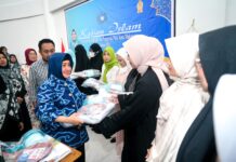 Masing-masing Ketua TP PKK Kecamatan Terima Bantuan Paket Kain Kafan dari TP PKK Kota Makassar