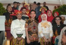 Wakil Presiden Terpilih 2024, Gibran Turut Foto Bareng dengan Peserta Karnaval Kota Makassar