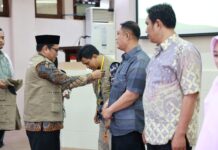 Pemkot Makassar Melepas 100 Orang Tim Pemeriksaan Kesehatan Hewan Kurban 1445 H