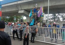 Temui Pengunjuk Rasa Terkait Wacana Pengurusan SIM, Kasubdit Regident Ditlantas Polda Sulsel AKBP Restu Wijayanto : Ini Sangat Bagus Karena Kami dapat Masukan