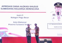 Makassar Diganjar Penghargaan dari BKKBN di Semarang, Pj Sekda Firman : Capaian Ini tak Luput dari Kerja Keras Tim Work yang Solid