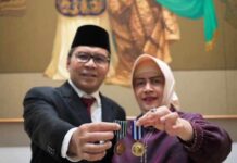 Ketua TP PKK Indira Yusuf Ismail Hadiri Puncak Harganas ke-31 di Semarang dan Dampingi Wali Kota Makassar Terima Penghargaan Satya Lencana Wira Karya BKKBN RI