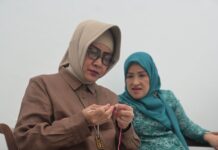 Dihadapan Peserta Bimtek, Indira Yusuf Ismail Unjuk Skill Merajut Tujuannya Ajak Kader PKK se-Kota Makassar Buka Peluang Usaha