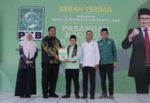 Ketua DPP PKB Resmi Serahkan Rekomendasi ke Chaidir-Suhartina untuk Pilkada Maros