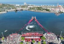 Lihat Dua Kapal Phinisi Bentangkan 7.900 Meter Bendera Merah Putih Menyemarakkan HUT RI di Makassar