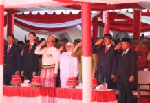 Ikuti Upacara Kmerdekaan HUT RI ke-79 di Rujab Gubernur Sulsel, Indira-Danny Khidmat