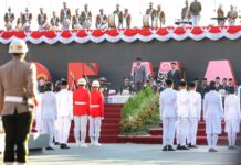 Penurunan Bendera Merah Putih HUT RI ke-79 di Makassar Berjalan Khidmat, Pj Sekda : Meski Usai Paskibraka Tetap Jaga Kebersamaan dan Kekompakan