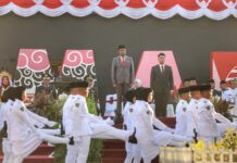 Pj Sekda Kota Makassar, Firman Pagarra Apresiasi Pasukan Paskibraka Turunkan Sang Merah Putih dengan Khidmat