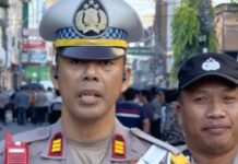 Tanggap dengan Kemacetan, Satlantas Polres Pelabuhan Makassar Langsung Melakukan Rekayasa Lalin Seraya Mengimbau Warga