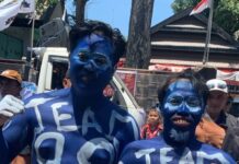 Manusia Biru Menyedot Perhatian saat Konvoi Pendaftaran Indira Yusuf Ismail – Ilham Ari Fauzi