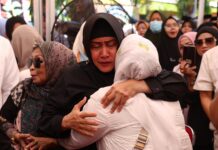 Bikin Haru Indira Yusuf Ismail saat di Rumah Duka, Rangkul Istri Almarhum Camat Sembari Menghibur dan Beri Dukungan Moril
