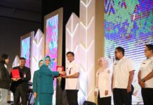 Peringatan HKG ke-52, Pj Sekda Firman Pagarra Terima Apresiasi Langsung dari Ketua TP PKK Kota Makassar