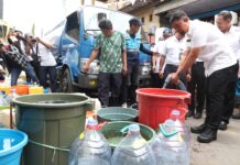 Pjs Wali Kota Makassar Pantau Langsung Distribusi Air Bersih untuk Kebutuhan Warga Terdampak Kekeringan