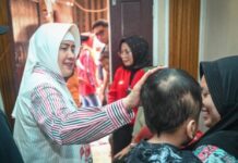 Masya Allah, Sambangi Warga yang Menderita Sakit, Ketua TP PKK Makassar Juga Beri Bantuan Seraya Berdoa