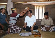 Perhatian ke Pemangku Adat Karampuang di Sinjai, Azhar Arsyad Diberi Songkok Recca’