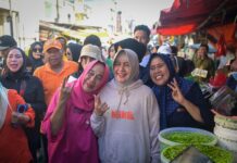 Kompak Teriak Nomor 3 INIMI Lantaran Bahagianya Warga dan Pedagang Bertemu Indira Yusuf Ismail di Pasar Terong
