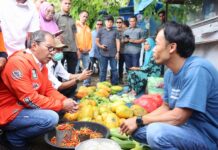 Di Pasar Sentral Palakka Bone Danny Pomanto Sebut PR Besar Kandidat Bangkitkan Ekonomi Masyarakat