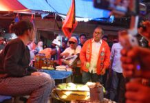 Cagub Sulsel Nomor Urut 1 Danny Pomanto Berbelanja hingga Berswafoto dengan Pedagang Pasar Cabenge Soppeng