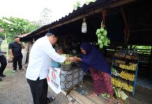 Azhar Sambangi Pedangang Lantaran Terkesima Lihat Spanduknya Dipasang Rapi di Penjual Jagung