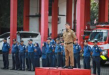Jadi Pembina Apel Pagi di Dinas Damkar Pjs Wali Kota Makassar Arwin Azis Tegaskan Pentingnya Kesiapsiagaan