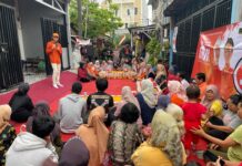 Penuh Keakraban Cawawalkot Makassar Ilham Fauzi Lesehan di Lorong Bareng Warga Mamajang