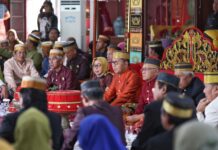 Karena Cagub Sulsel Danny Pomanto Dinilai Menjunjung Tinggi Adat Mappatabe, Nah Ini DIA Disemati Pin Kedatuan Luwu