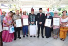 Dinkes Kota Makassar Terima Penghargaan Penyelenggara Kesehatan Haji Terbaik 2024