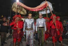 Hadiri Undangan Appalili dari Kerajaan Marusu, Danny-Azhar Disambut Angaru Hingga Dipanggil “Anak”